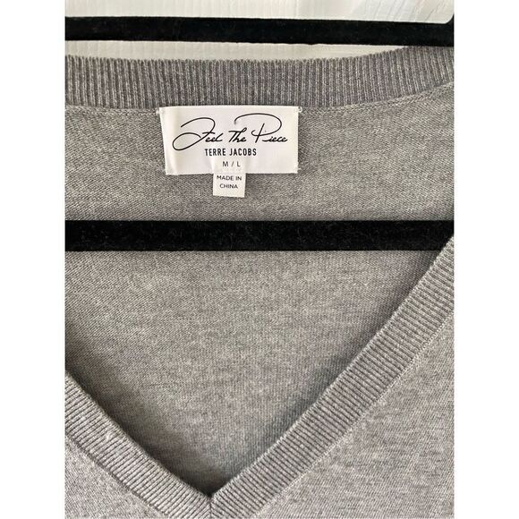 Feel the Piece Violetta Star V Neck Thumbhole Sweater - Picture 4 of 7